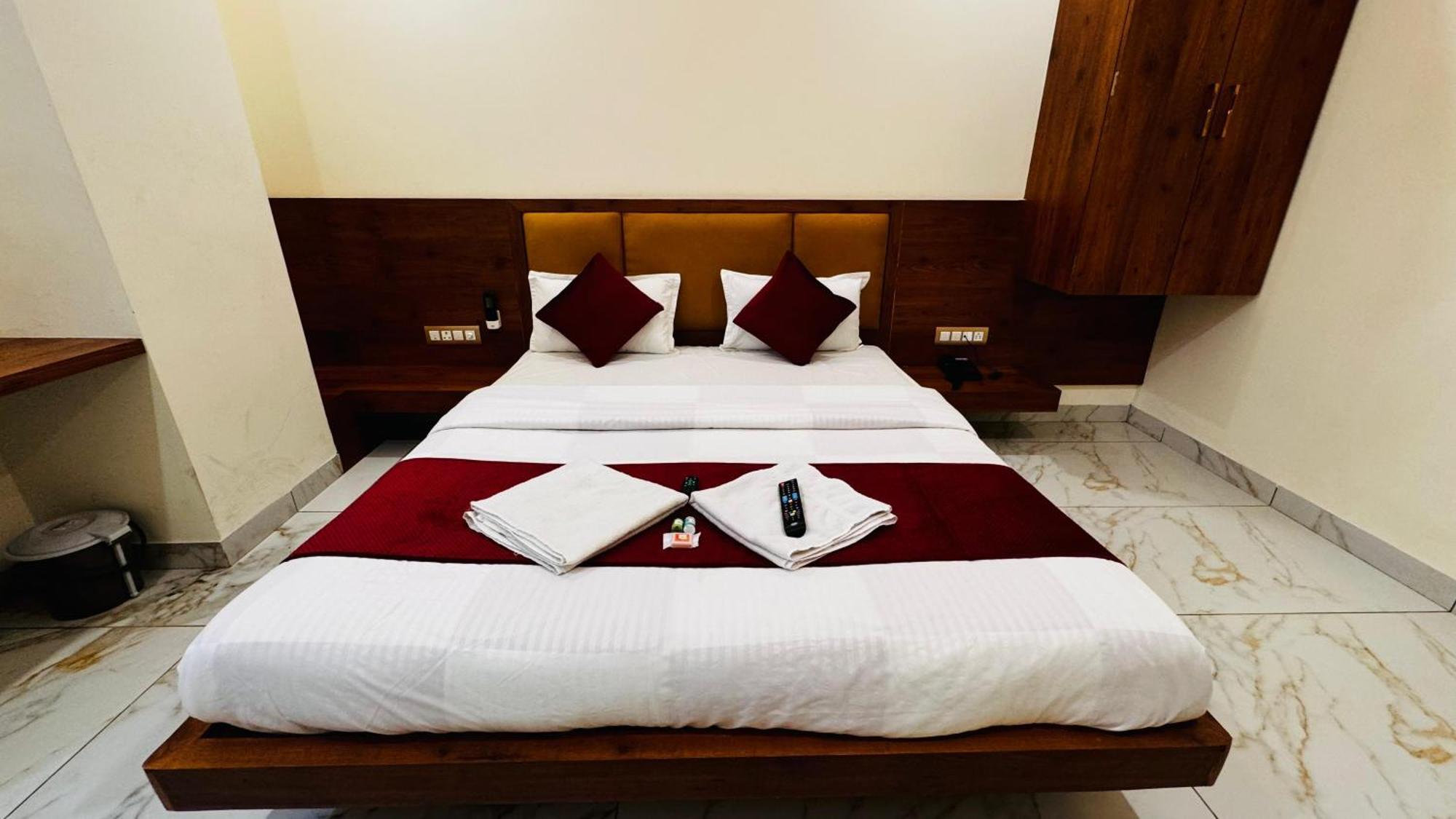 Hotel Prakasham Ujjain Eksteriør bilde